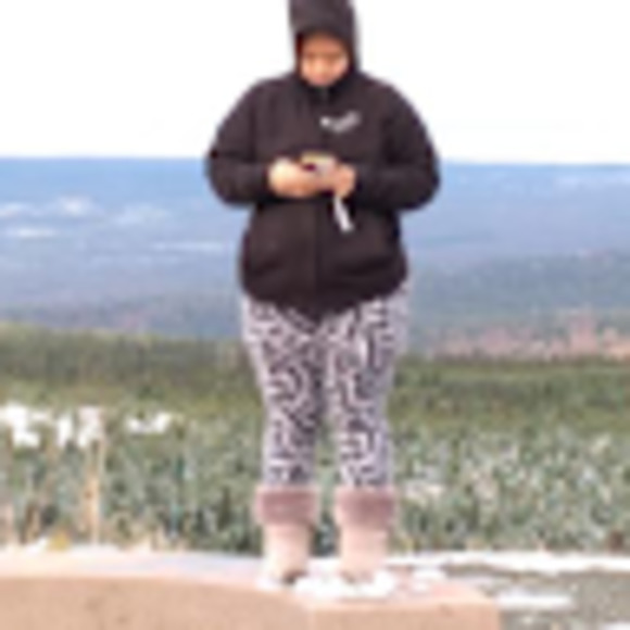 Meet your Posher, Lilieni - Picture 1 of 1